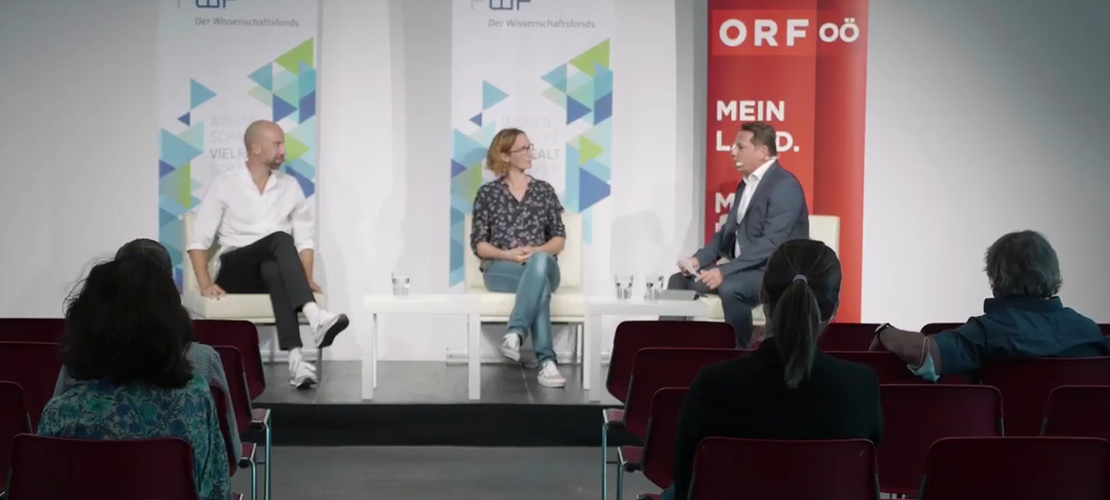 Fares Kayali, Elisabeth Rosemann und Moderator Gernot Hörmann am Podium