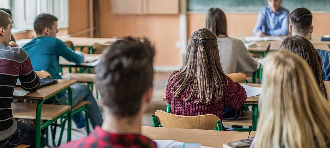 Rückansicht von Jugendlichen in einer Klasse