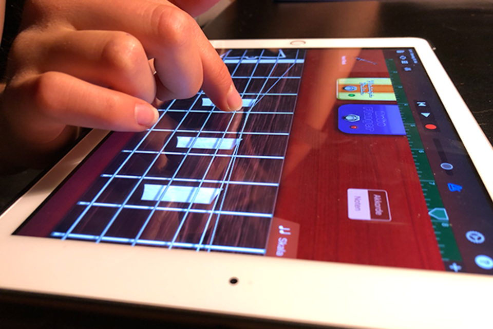 Gitarre spielen mit dem App Garage Band