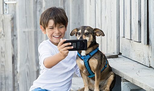 Junge mit Hund