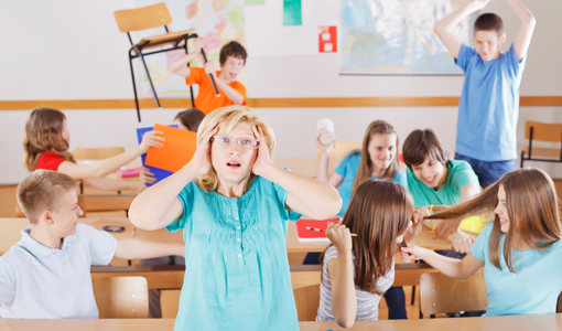 Unkontrollierbare Schüler im Klassenzimmer, die sich ausleben, frustrierter Lehrer, der sich die Haare ausreißt.