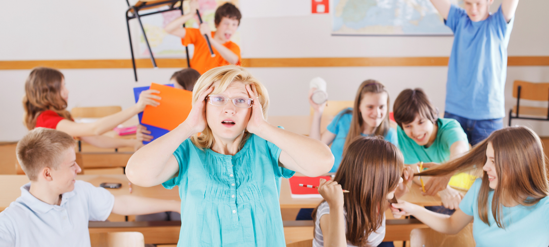 Unkontrollierbare Schüler im Klassenzimmer, die sich ausleben, frustrierter Lehrer, der sich die Haare ausreißt.