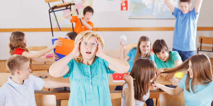 Unkontrollierbare Schüler im Klassenzimmer, die sich ausleben, frustrierter Lehrer, der sich die Haare ausreißt.