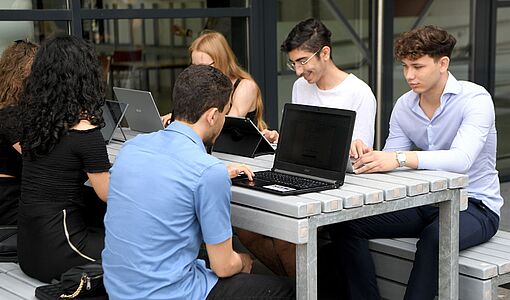 Schüler mit Laptops