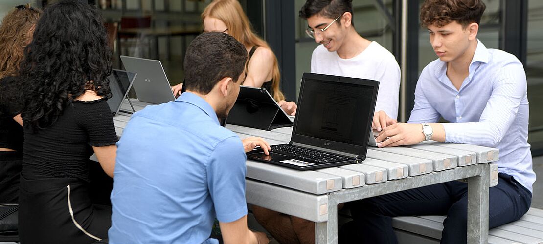 Schüler mit Laptops