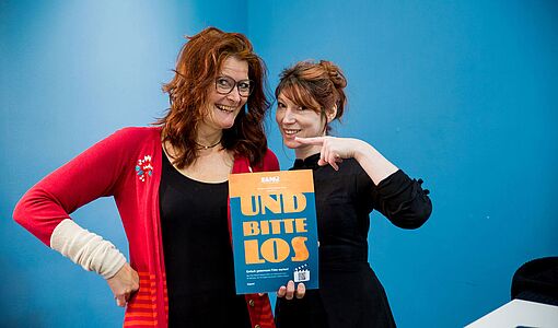 Sissi Kaiser und Juliana Neuhuber mit ihrem Buch "Und bitte los"