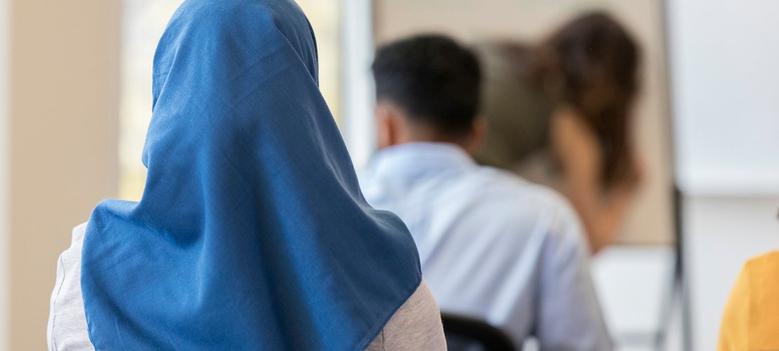 Mädchen mit Kopftuch in Klasse