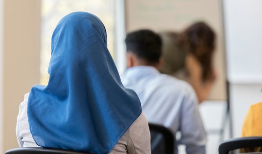Mädchen mit Kopftuch in Klasse