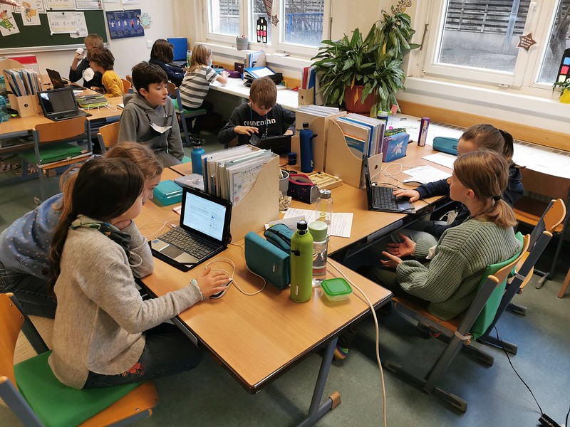 Schüler in der Klasse beim Arbeiten am Projekt